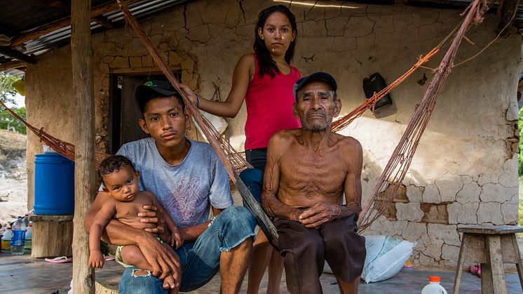 Tolupanes familie i Honduras. Oprindelige folk bor i mange af verdens skove, men deres rettigheder til dem anerkendes ofte ikke. Foto: Mike Kolöffel