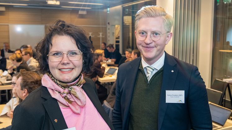 Jenny Landernäs (M), regionråd Region Västmanland och Anton Fendert (MP), trafikregionråd Region Stockholm. Foto: Aksel Örn Ekblom/Mälardalsrådet.