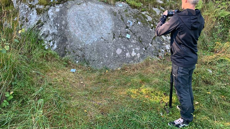 Dokumentation av runhällen i Glömstadalen. Fotograf Daniel Sahlén. 