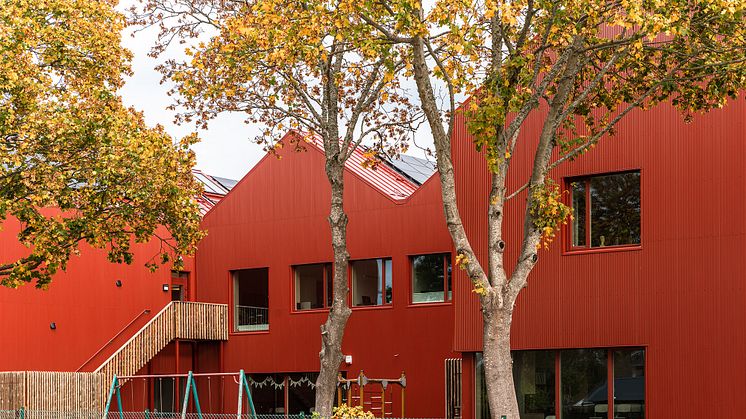 Röd plåt dominerar exteriört byggmaterialet i Mörrums nya F-6 skola med en arkitektur med fokus på hållbarhet och små volymer. Bild: Fojab arkitekter