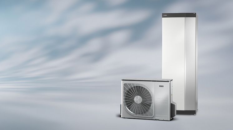 Nya NIBE SPLIT SVM S332/AMS 20 är ett komplett luft/vattensystem som ger effektiv värme på vintern och effektiv kyla på sommaren.