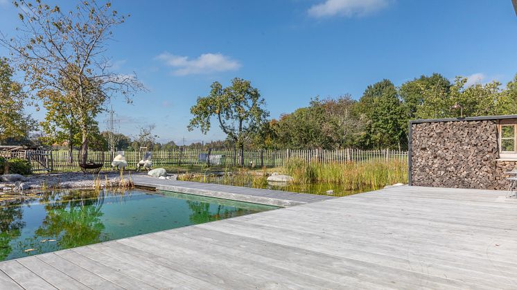 Natur pur: Schwimmdeck aus Kebony