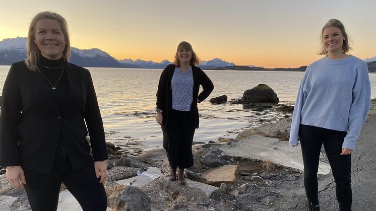 Fra venstre: Ordfører Aase Refsnes, leder Fiskehelse og Settefisk i Cermaq Marit Holmvaag og Veterinær i Cermaq Elisabeth Faureng. 