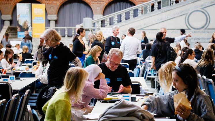 Ungdomar som får hjälp av en mattecoach