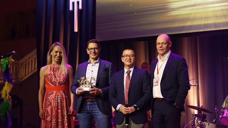 Huawei Enterprisen Suomen maajohtaja Ira Keskitalo, Loihde Trustin myyntijohtaja Mika Karpala, Huawei Enterprise Nordicin ratkaisutiimin vetäjä Wang Yang sekä kumpaanuuksista vastaava Hannu Raasakka.