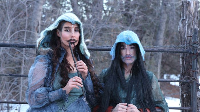 CocoRosie blandar musikalske sjangrar og leikar med både outrerte kostyme og kjøn. No har dei laga musikk til den norrøne mytologien. Foto: CocoRosies mor.