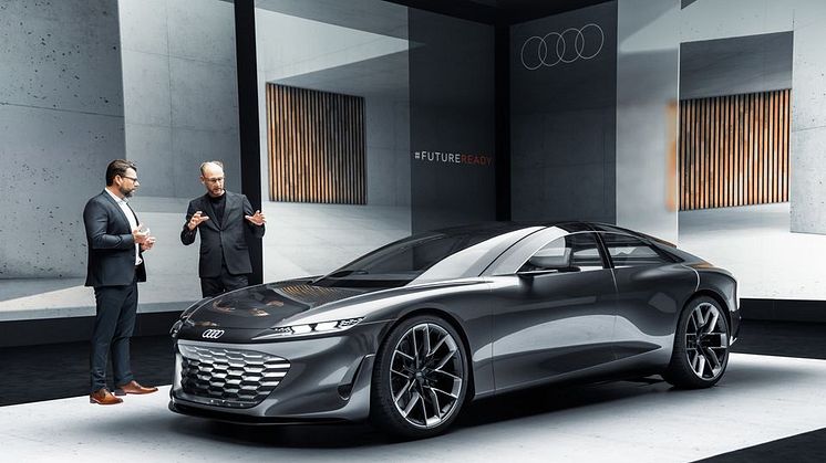 Utvecklingschef Oliver Hoffman och Designchef Marc Lichte premiärvisar Audi grandsphere concept i samband med IAA 2021