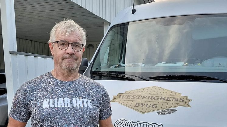 Håkan Westergren på Westergrens Bygg i Hallstavik AB isolerar naturligt och hållbart med svensktillverkad cellulosaisolering.