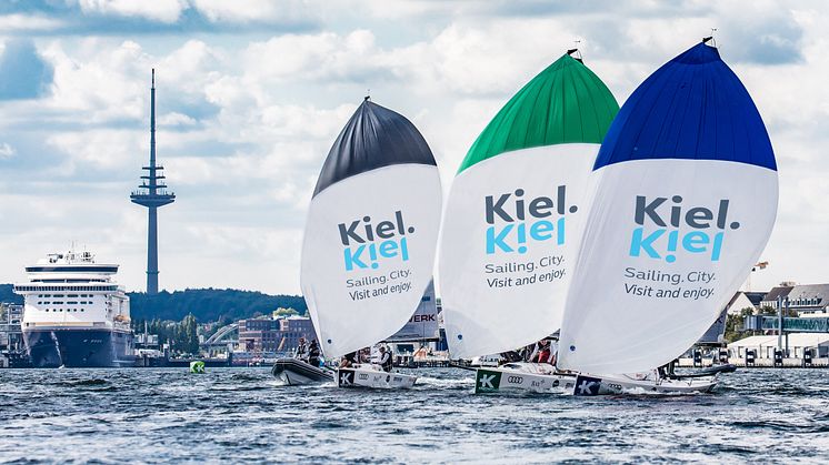 Segelregatten auf der Kieler Innenförde sind immer spektakulär und die Boote zum Greifen nah für die Zuschauer*innen. 