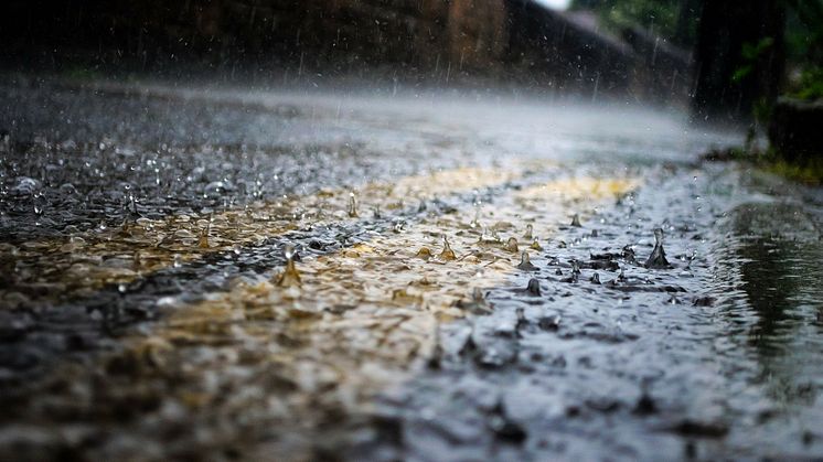 Starkregen ist nicht zu unterschätzen – in kürzester Zeit kommen hier große Wassermassen vom Himmel.