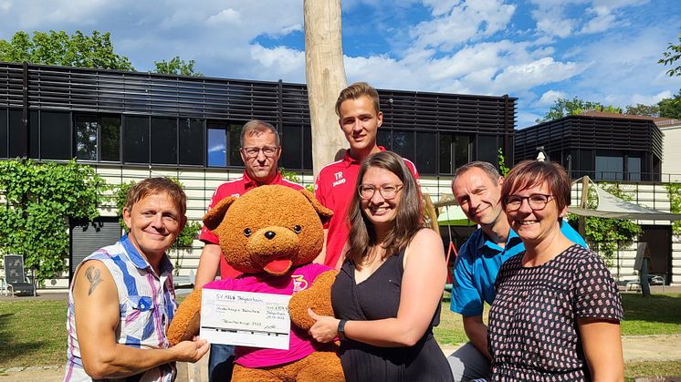 Stolz wird der Scheck im Bärenherzgarten präsentiert