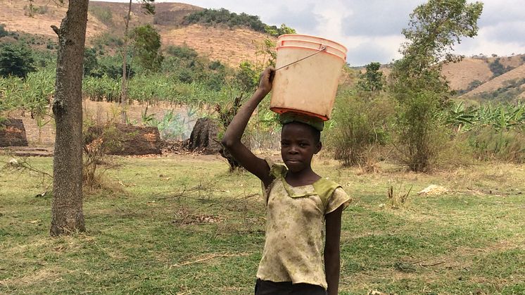 I dag är det främst barn och ungdomar som har till uppgift att hämta vatten till sina familjer.