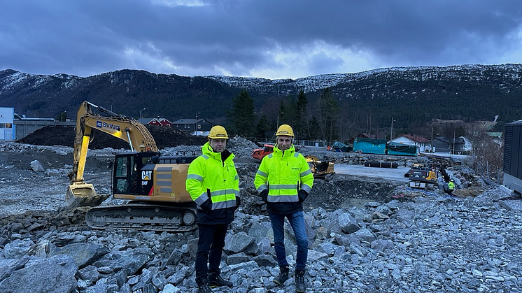 Byggeleder Terje Melseth (til venstre) og assisterende byggeleder, Jonny Skogvoll er på befaring på tomten hvor det nye vannbehandlingsanlegget bygges.