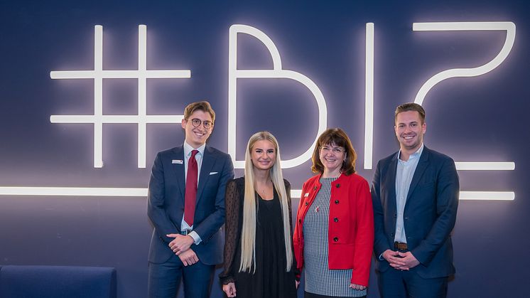 Die Azubi-Siegergruppe "21Capital" der SSKM in der Depot-Gesamtwertung (v.l.): Jasenko Kasumovic, Anastassija Kubetz, Andrea Friemel (Personalabteilung) und Alec Mujicic.