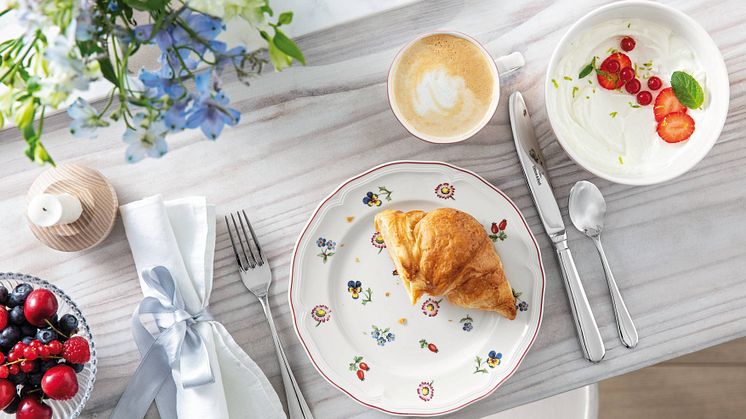 Den Tag perfekt beginnen:  Frühlingsfrühstück mit Blumendekoren