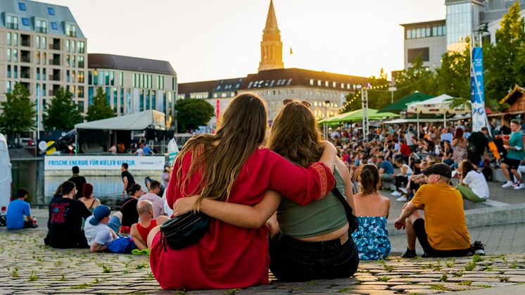 Kieler Bootshafensommer bietet an sechs Wochenenden ein Musik- und Kulturfestival in chilliger Atmosphäre