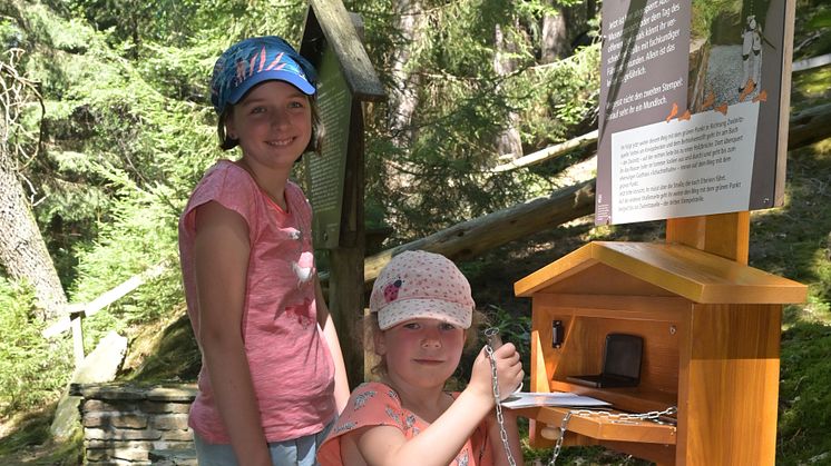 Marie und Luisa an Wanderstation mit Stempelstelle_1. Zwönitzer Familienwanderweg©Ralf Wendland_Stadt Zwönitz