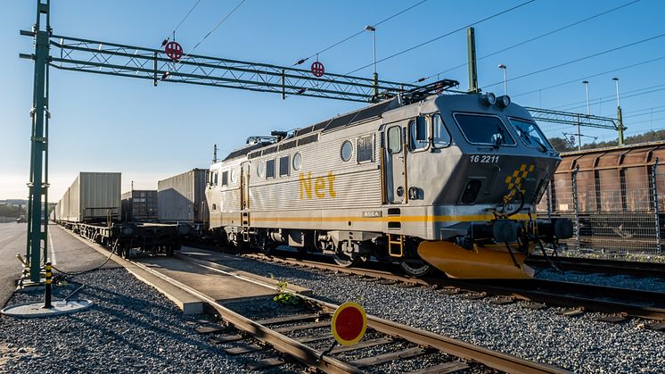The new rail shuttle rolled into Gothenburg on Wednesday afternoon, ahead of schedule. The terminal operator Sandahlsbolagen unloads and reloads the train at Arken Intermodal Terminal before returning to Oslo. Photo: Gothenburg Port Authority.