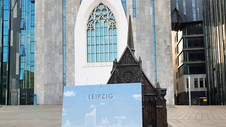 Adventskalender Leipzig vor dem Modell der Universitätskirche 