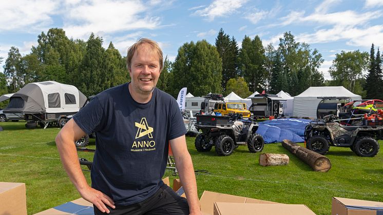 GLEDER SEG SOM EN UNGE: Arrangementsansvarlig Stein Tore Andersen ved Anno Norsk skogmuseum er klar til å åpne portene for publikum på landets viktigste møteplass for jegere, fiskere og friluftsfolk. (Foto: Bård Løken/Anno)