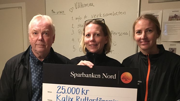 Lars-Olof Vallgren ger sin del av Kundmiljonen till Kalix ryttarförening. Med på bilden är föreningens ordförande Maria Tjärnström och Lisa  Myrevik Sparbanken Nord.