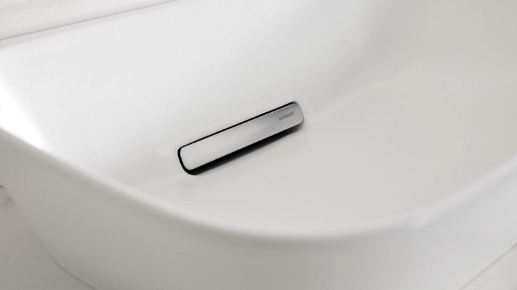 2024 Geberit Mix & Match ONE lay-on horizontal drain white matt close-up_Big Size.jpg