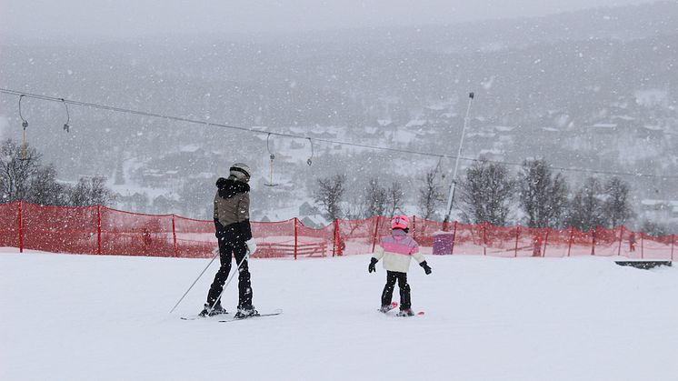Skidåkare njuter av snön under höstlovet i Tänndalen!