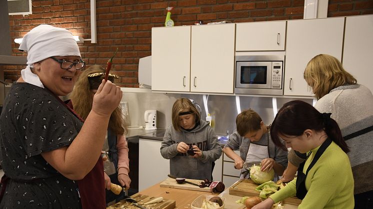 Helene Foshaug i Målselv Bygdekvinnelag lager mat sammen med elever. Prosjekt "Bruk hele dyret" under Verdens matvaredag 16. oktober 2020.