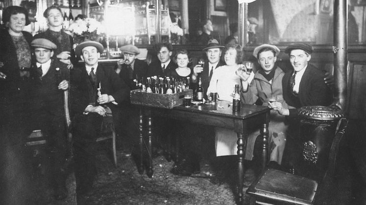 Sømænd på landlov. Med øl og piger. Ca. 1920. 