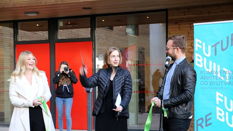 Massivtrehusene på Kringsjå Studentby ble åpnet av utdanningsminister Iselin Nybø (midten), Elisabeth Holien (Velferdstinget) t.v og SiOs styreleder Vetle Bo Saga (t.h) (Foto: Unni Irmelin Kvam / SiO)