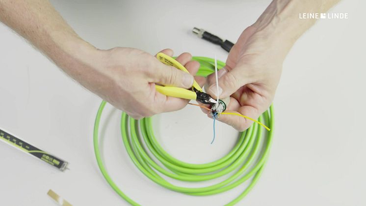 How-to-video: install a PROFINET / Ethernet M12 IDC Connector to a fieldbus cable