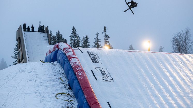 Jesper Tjäder hoppar i träningsanläggningen i Kläppen Park