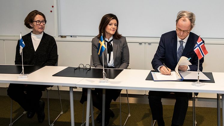Idag undertecknades överenskommelsen i Stockholm av arbetsmarknadsminister Eva Nordmark, ambassadör Christian Syse för Norge och ambassadör Liisa Talonpoika för Finland som ska gälla för perioden 2020-2023. Foto: Regeringskansliet