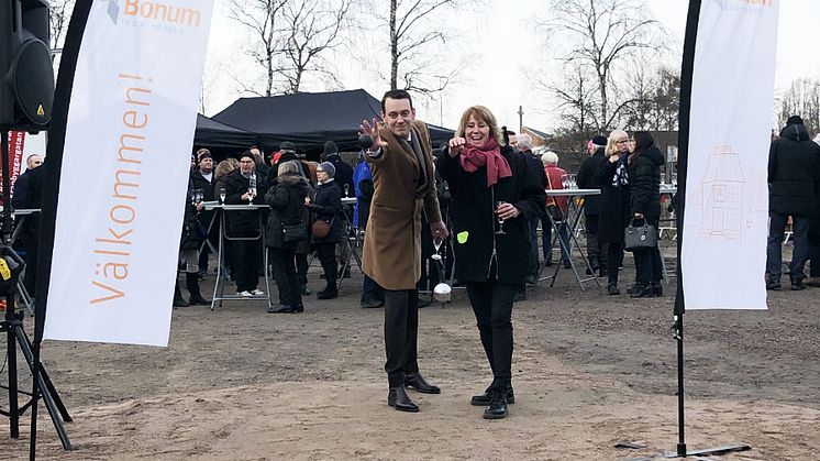 Jesper Brandberg, kommunalråd i Västerås och Johanna Frelin, vd Riksbyggen, inviger bygget av de nya seniorbostäderna genom en boulematch.