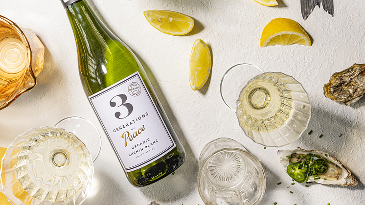 3 Generations of Peace chenin blanc är ett nytt ekologiskt och etiskt certifierat vitt kvalitetsvin från Sydafrika med frisk smak och inslag av fruktiga och örtiga toner.