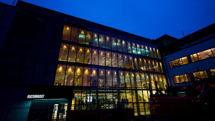 Nya Kulturhuset – en välkomnande ljuslykta i mörkret.