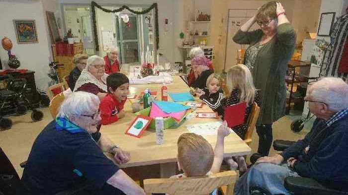 Barn från förskolan Lysmasken på äldreboendet Grönbodahemmet i Storå.