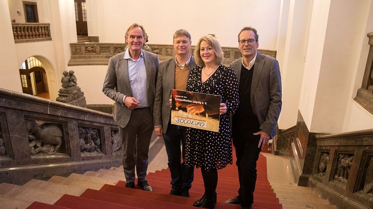 Spendenübergabe im Neuen Rathaus (v.l.): Burkhard Jung, Stephan Bickhardt, Alina Artamina und Volker Bremer - Foto: Andreas Schmidt