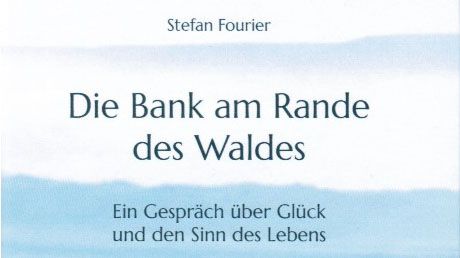 Die Bank am Rande des Waldes