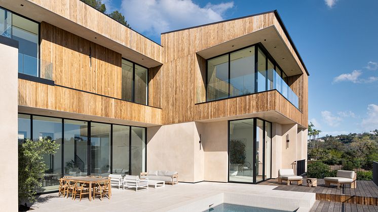 Das Highlight ist eine weitläufige Glaswand, die sich zum Pool und zur Terrasse und einem spektakulären Blick auf Los Angeles öffnet.