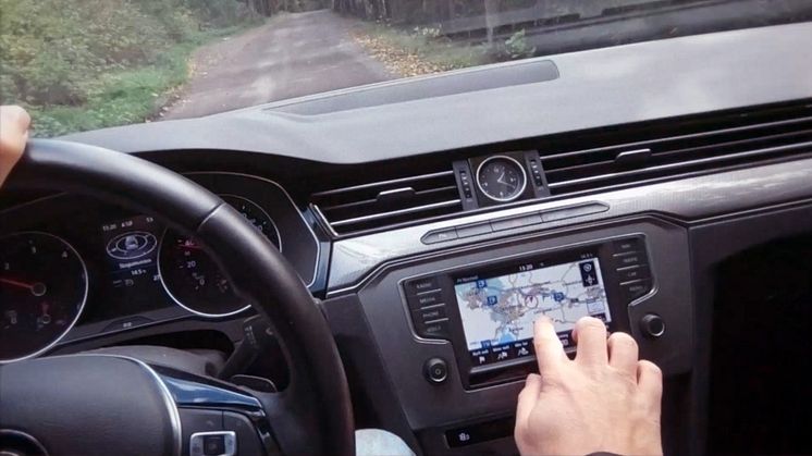 Uoppmerksomhet ved bruk av mobiltelefoner og interaktive skjermer er blant årsakene til trafikkulykker. 