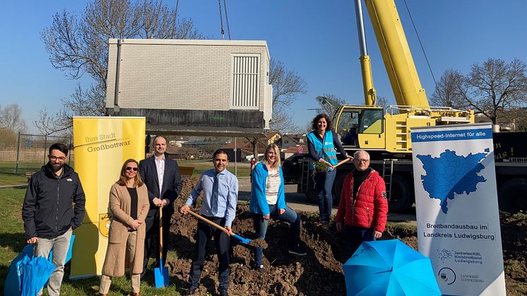 V.l.: Memik Erdogan (DG), Chrisi Angelopoulou (Gigabit Region Stuttgart), Viktor Kostic (Zweckverband Kreisbreitband Ludwigsburg), Bürgermeister Ralf Zimmermann, Laura Heinz und Anja Genetsch (DG), Gemeinderat Friedrich Link