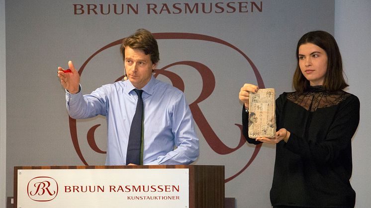 Frederik Bruun Rasmussen sælger det kinesiske bundt pengesedler for 1,4 mio. kr.