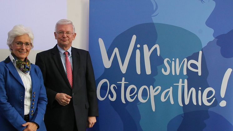 VOD-Vorsitzende Prof. Marina Fuhrmann (l.) und der Hessische Ministerpräsident a.D., Roland Koch. Foto: Wehr