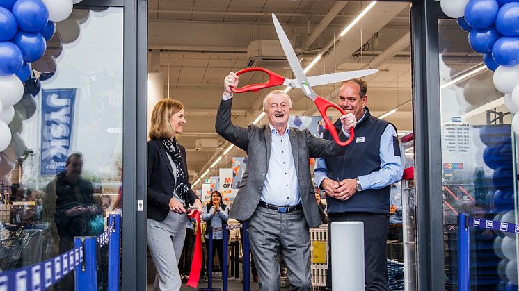 Lars Larsen klipper snoren til den første butik i Belgien i april 2017.