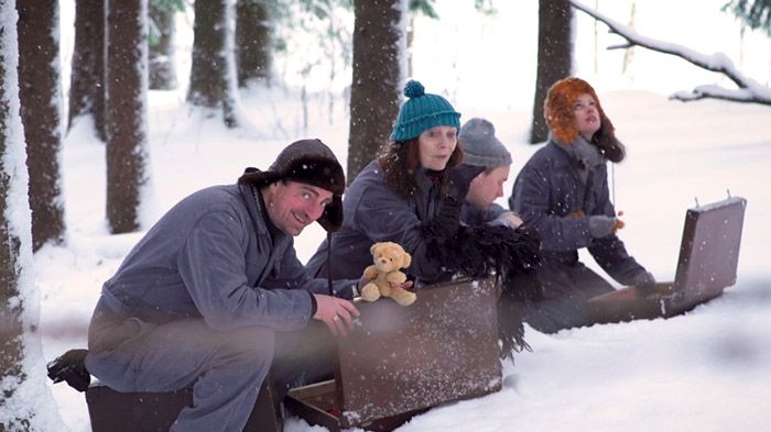 Paul-Ottar Haga speler bjørnungen som tør å stille spørsmål til korleis "dei påstripte" på den andre sida av gjerdet blir behandla. Foto: Ylva Catodotter Fyllingsnes.