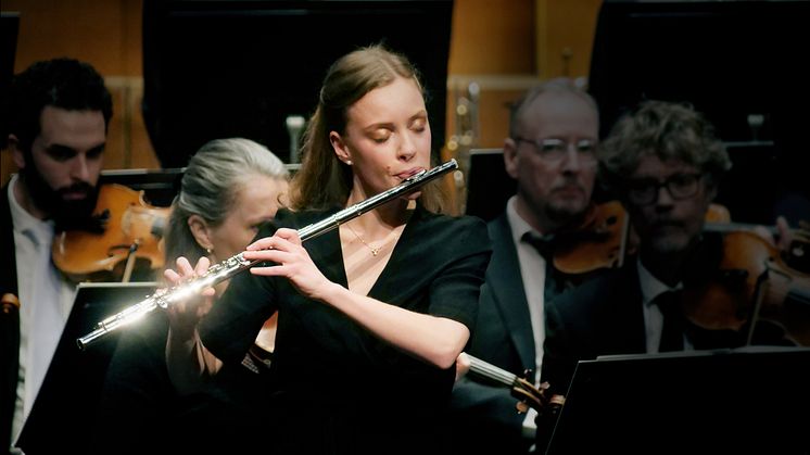 Laura Michelin uruppför Britta Byströms första flöjtkonsert.