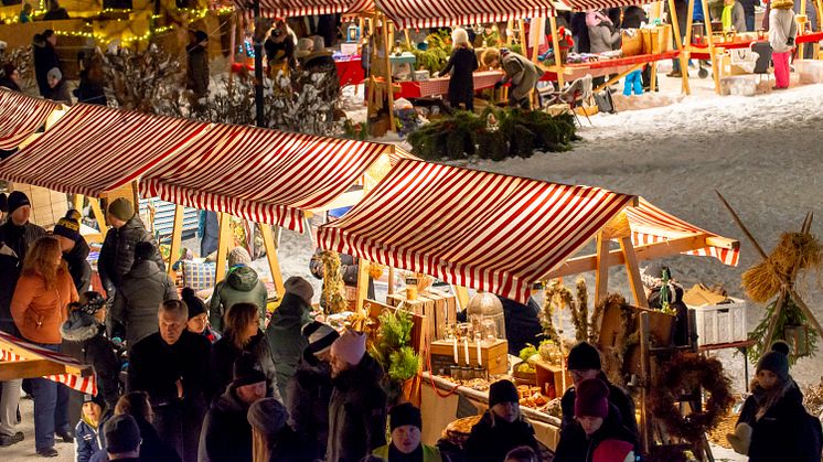 Gemytligt bland utställare på Rådhustorget i Säter