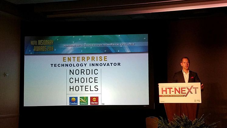 Christian Lundén, innovationschef Nordic Choice Hotels, tar emot utmärkelsen Hotel Visionary Awards i San Diego. Bild: Nordic Choice Hotels. 