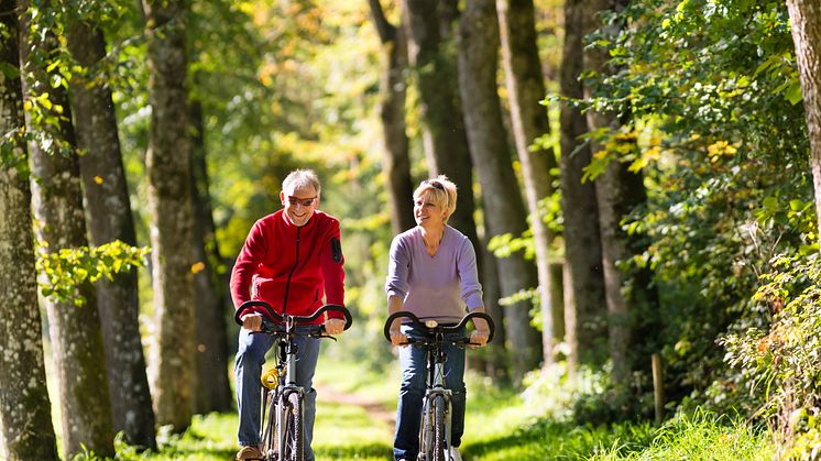 Fahrradfahren gilt als gelenkschonend. Weitere Bewegungstipps unter www.doc-gegen-schmerzen.de/alltagsexperten / Bild: iStock 162666975